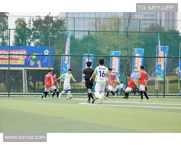 赛后分析：成都足球队与北京足球队的团队协作表现及其影响因素探讨